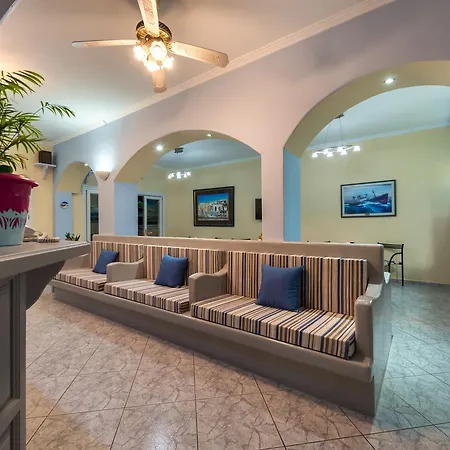 Akis מלון Kamári